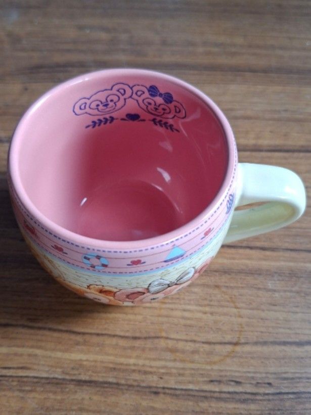 DisneySea Cape Cod Duffy & ShellieMay Mug (Category: Coffee & Tea Tableware) located in Consolacion. Submitted by luxekerei (Listing ID 1459298441, Image 2). Description: - Tokyo DisneySea Cape Cod Duffy and ShellieMay souvenir ceramic mug featuring an adorable beach-themed illustration of the characters on the front.
