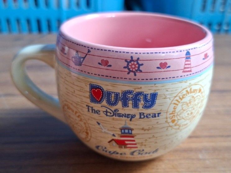 DisneySea Cape Cod Duffy & ShellieMay Mug (Category: Coffee & Tea Tableware) located in Consolacion. Submitted by luxekerei (Listing ID 1459298441, Image 3). Description: - Tokyo DisneySea Cape Cod Duffy and ShellieMay souvenir ceramic mug featuring an adorable beach-themed illustration of the characters on the front.
