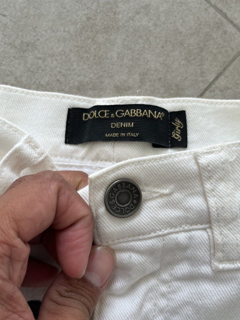 Dolce & Gabanna (Category: Luxury Apparel) located in Lucena. Submitted by RAGGGGSSSS (Listing ID 1460044363, Image 3). Description: Dolce & Gabbana graffiti and kitten print denim jeans Can fit to waists 26-28 Length is 39.5 Thigh is 9.5 Excellent Condition Authentic No issue 2000.