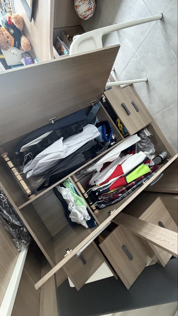 Double deck bed （分類：兒童傢具 - 小童床）位於 Hong Kong。 由 nickythefastseller 提交（商品編號 1459931967，圖片 3）。簡介： 【象牙木色/灰木色】多功能上層高架床 / 組合床連書枱衣櫃梯級櫃（自取/可出價） 價格： HK$ 201（歡迎出價，合意即賣） 物品描述： 放售多功能雙層/高架組合床（上床下枱+衣櫃+樓梯櫃），空間實用，極度適合香港家居！ 📌 產品特點與組合包括： * 上層： 單人高架床（連安全圍欄及儲物梯級） * 下層： 寬敞 L 型學習/工作書枱、三抽屜櫃、獨立衣櫃 * 梯級： 側邊儲物梯級，兼具樓梯與抽屜/儲物空間 📌 物品狀況： * 整體狀況： 床身主體及結構穩固，使用功能完全正常。 * 瑕疵說明： 床底/底部金屬支架位置有局部甩漆/生鏽痕跡（詳見實物細圖），完全不影響整體結構安全，完美主義者請考慮清楚。 📌 交收詳情： * 地點： 愉景灣自取（Discovery Bay） * 備註： 買家需自行安排拆