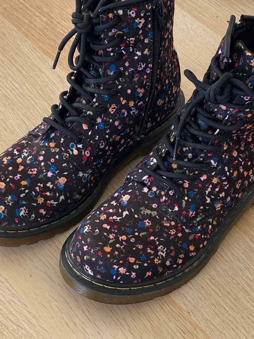 Dr Martens Delaney Canvas Floral Print (Category: Boots) located in Manila. Submitted by wigglybear (Listing ID 1460057327, Image 3). Description: Dr Martens Delaney Canvas Floral Print Boots US 5 EUR 37 No issues. First owner. RFS decluttering.
