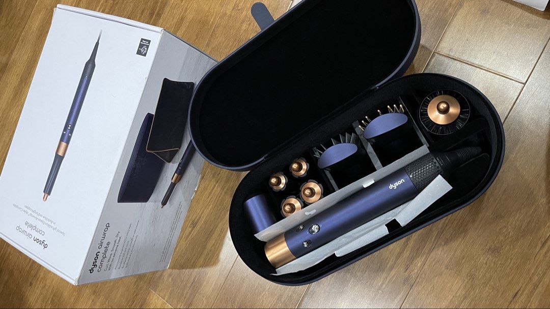 DYSON AIRWRAP HS01 220v (Category: Hair) located in Makati City. Submitted by missthing888 (Listing ID 1459931510, Image 1). Description: .