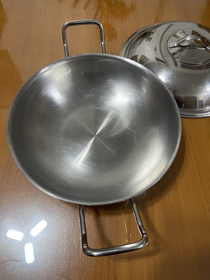 Edelkochen Stainless Steel Wok 28cm (Category: Cookware & Accessories) located in Quezon City. Submitted by doublelkitchenware (Listing ID 1460021553, Image 2). Description: Edelkochen Stainless Steel Wok with original cover Made in Korea 28x7.5cm Induction / Gas / Electric Solid, Makapal and mabigat Fully clad Minimal sign of usage Pick up or shipping via lalamove Provincial 🚚j&t Novaliches Qc .