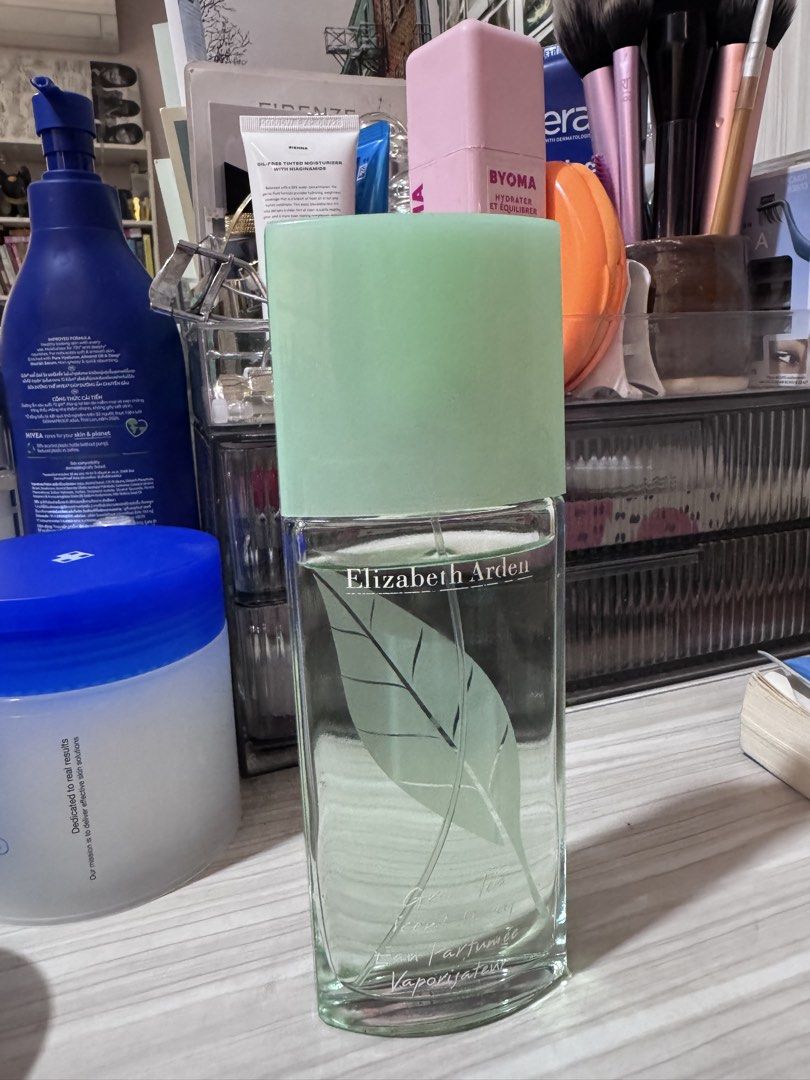 Elizabeth Arden Green Tea (Category: Fragrance & Deodorants) located in Quezon City. Submitted by cmdsmn (Listing ID 1459996741, Image 2). Description: - Elizabeth Arden Green Tea Eau de Parfum Spray - Features the iconic etched leaf design - Refreshing scent, ideal for daily use - RFS: doesn’t match my body chemistry.