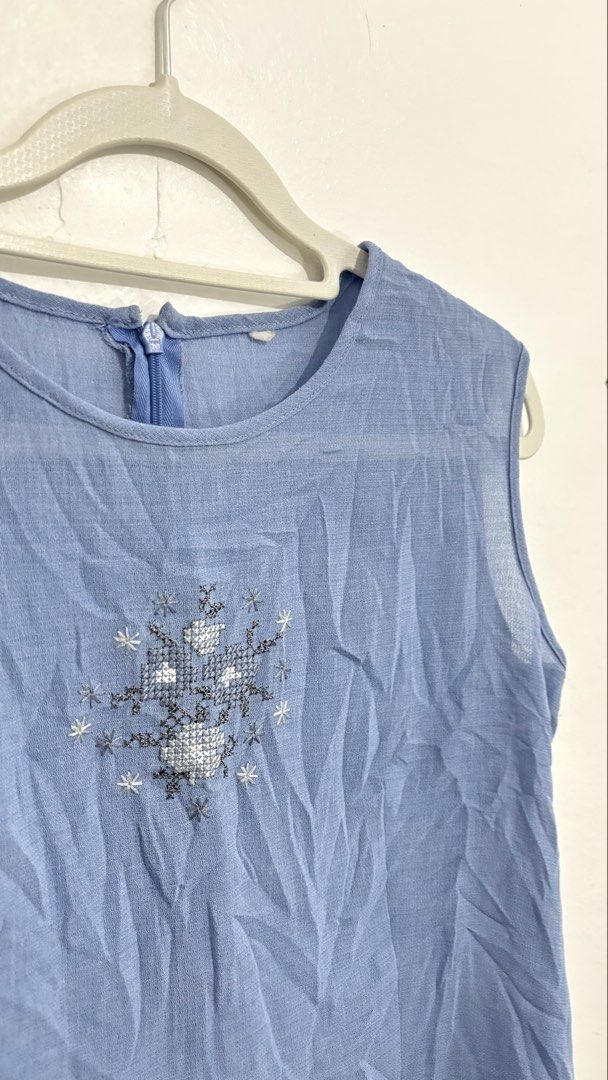 Embroidered Cross-Stitch Sleeveless Blouse (Category: Sleeveless) located in Caloocan City. Submitted by buymethisandthat (Listing ID 1460033835, Image 2). Description: ✨ Light Blue Embroidered Cross-Stitch Sleeveless Blouse - ₱99 📌 CONDITION • Condition: 8.5/10 • Flaws: Moderate creasing/wrinkling 📏 SIZE • Tag Size: No size tag • Recommended: Fits Small to Medium.