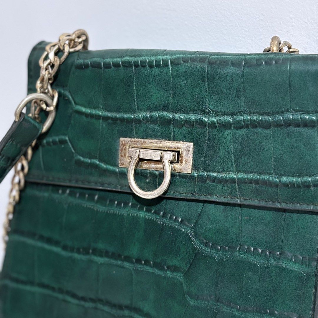 Emerald Green Classy Sling Bag/ Shoulder Bag (Category: Luxury Bags & Wallets) located in Dagupan City. Submitted by sol.bi (Listing ID 1460069572, Image 2). Description: -looks good as new need lang punas - one of my favs kaya lang marami na ako bags so hindi na nagagamit :,) rfs: decluttering .
