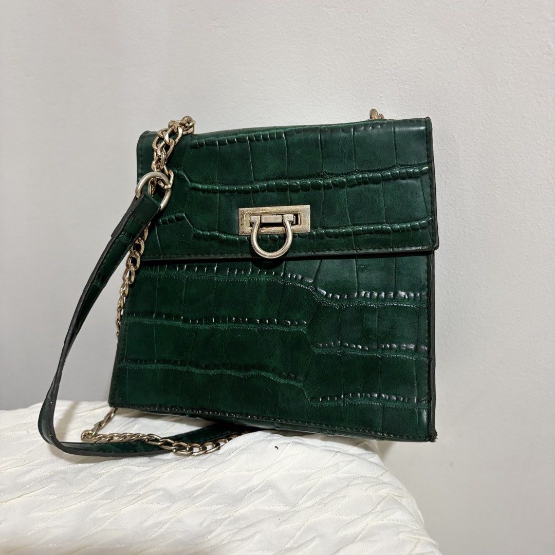 Emerald Green Classy Sling Bag/ Shoulder Bag (Category: Luxury Bags & Wallets) located in Dagupan City. Submitted by sol.bi (Listing ID 1460069572, Image 1). Description: -looks good as new need lang punas - one of my favs kaya lang marami na ako bags so hindi na nagagamit :,) rfs: decluttering .