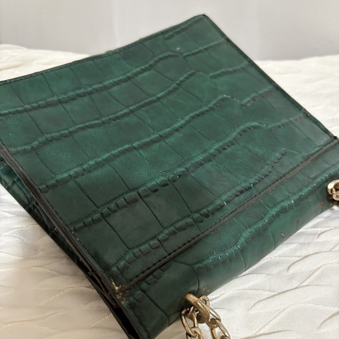 Emerald Green Classy Sling Bag/ Shoulder Bag (Category: Luxury Bags & Wallets) located in Dagupan City. Submitted by sol.bi (Listing ID 1460069572, Image 3). Description: -looks good as new need lang punas - one of my favs kaya lang marami na ako bags so hindi na nagagamit :,) rfs: decluttering .