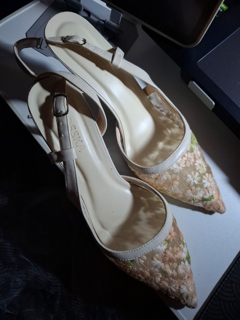 Erosska & Co. Slingback Heels Floral Mesh Pointed Toe (Category: Heels) located in Muntinlupa City. Submitted by phizz.whizzing (Listing ID 1459962755, Image 3). Description: only used it once, for my graduation this year bought it overseas, from a Vietnamese brand.