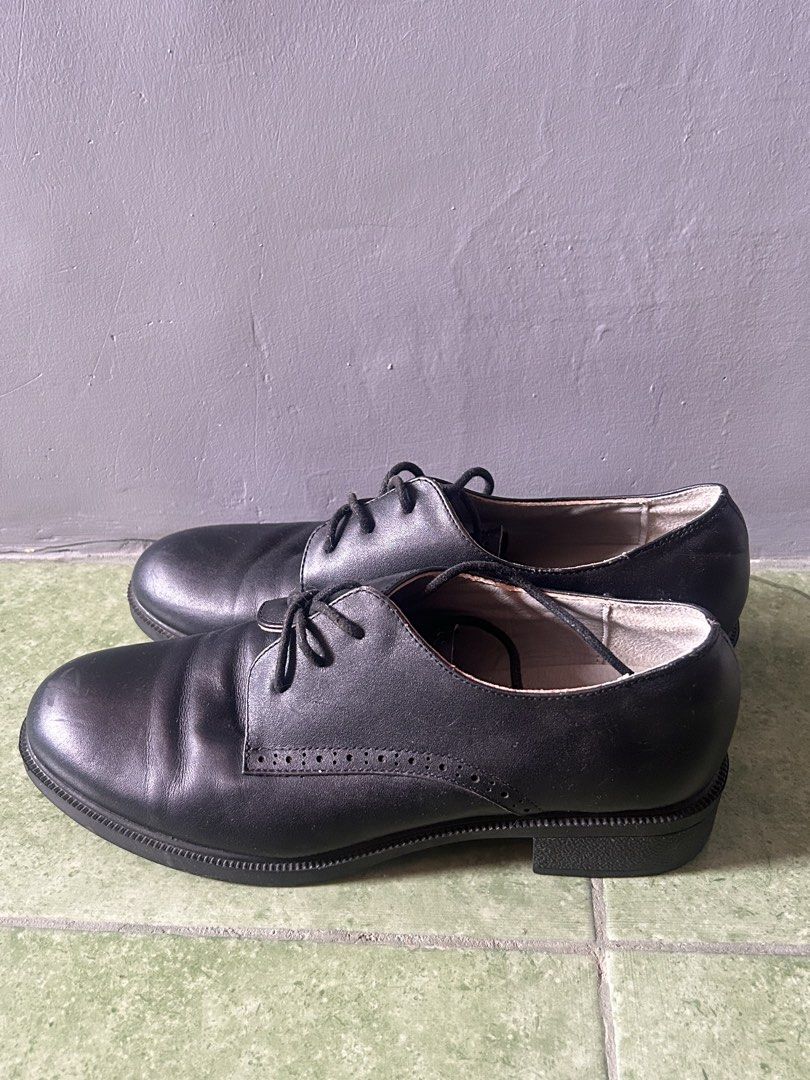 Esquire Black Leather Oxford Shoes (Category: Loafers) located in Roxas City. Submitted by kikihopya298081 (Listing ID 1459959996, Image 1). Description: - Size: 24.5cm - Condition: Minor creases on leather from wear.