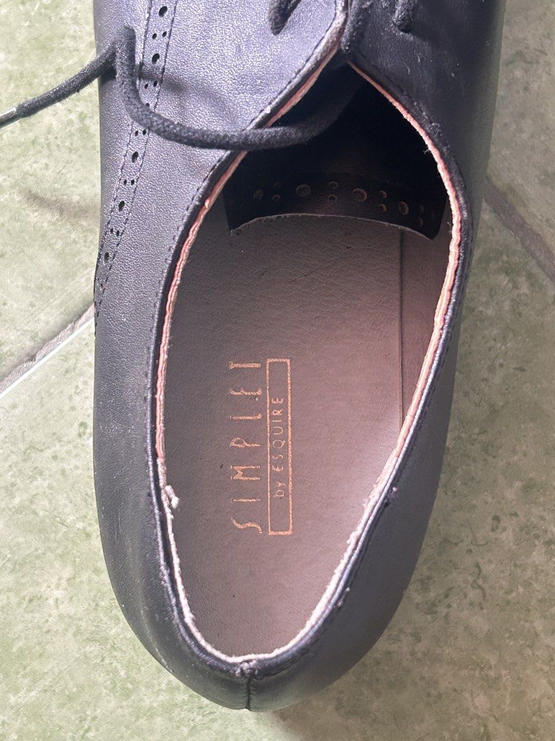 Esquire Black Leather Oxford Shoes (Category: Loafers) located in Roxas City. Submitted by kikihopya298081 (Listing ID 1459959996, Image 2). Description: - Size: 24.5cm - Condition: Minor creases on leather from wear.