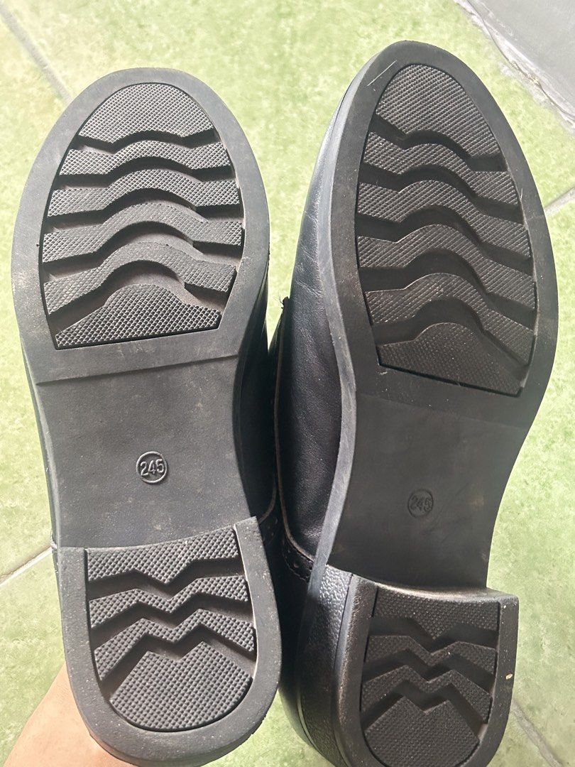 Esquire Black Leather Oxford Shoes (Category: Loafers) located in Roxas City. Submitted by kikihopya298081 (Listing ID 1459959996, Image 3). Description: - Size: 24.5cm - Condition: Minor creases on leather from wear.