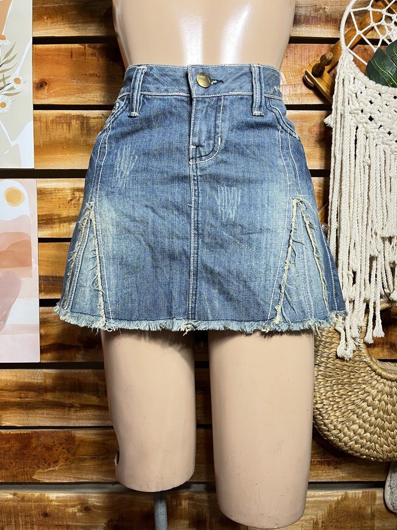 Evisu Vintage Denim Skirt (Category: Skirts) located in Pagadian. Submitted by angelcanzado (Listing ID 1460101910, Image 1). Description: Size 33 - 34 (tape measure).