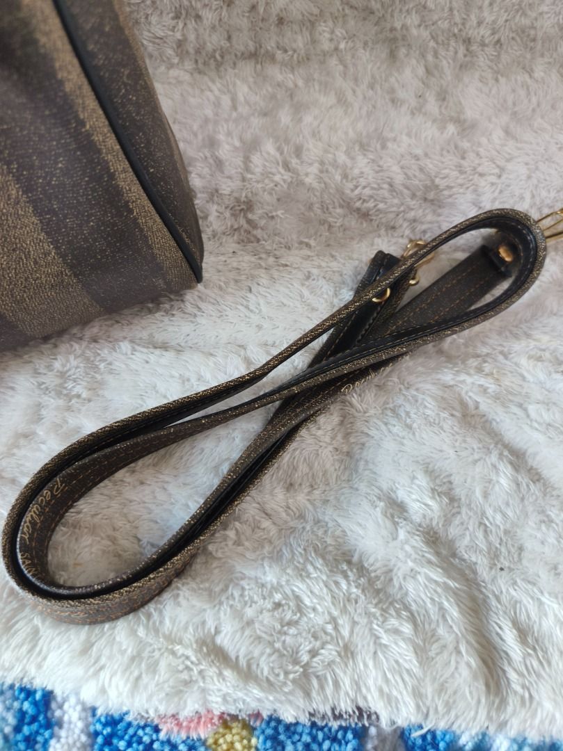Fendi Style Bag Strap and Replacement Hardware (Category: Luxury Bags & Wallets) located in San Leonardo. Submitted by burgossanleonardo.12345 (Listing ID 1460082093, Image 1). Description: - Brown Fendi-style patterned strap - Gold and black hardware included - Features D-rings, swivel clasps, and strap adjusters - Ideal for replacing old bag parts or customizing your own bag - Please check photos for detailed condition.