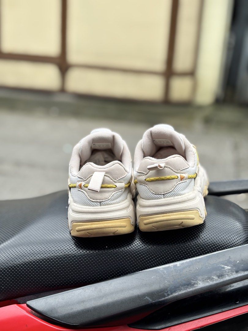 Fila Cat Claw Boa Shoes (Category: Babies & Kids Fashion) located in San Fernando. Submitted by kickslocker (Listing ID 1460045662, Image 3). Description: - Fila Cat Claw Boa shoes - Size: 34 EUR / 21.5cm - Color: Light beige with yellow accents - Unique BOA lacing system for a snug and secure fit - Ideal for everyday wear - Check photos for details.