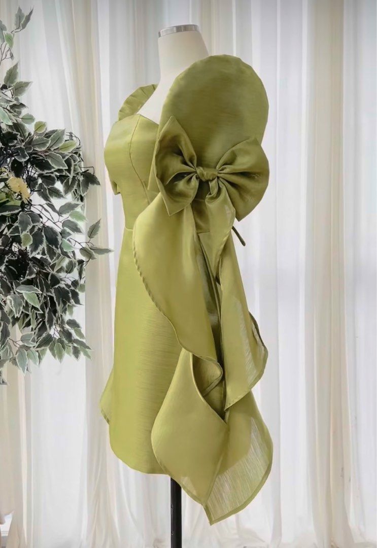Filipiniana Dress (Category: Dresses) located in Calapan. Submitted by chabiiiiiiiiiiiiiii (Listing ID 1459965825, Image 2). Description: Filipiniana Dress Big bows and sleeves are detachable Worn once.