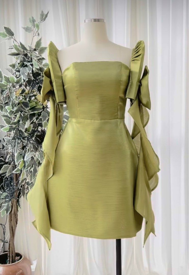 Filipiniana Dress (Category: Dresses) located in Calapan. Submitted by chabiiiiiiiiiiiiiii (Listing ID 1459965825, Image 1). Description: Filipiniana Dress Big bows and sleeves are detachable Worn once.