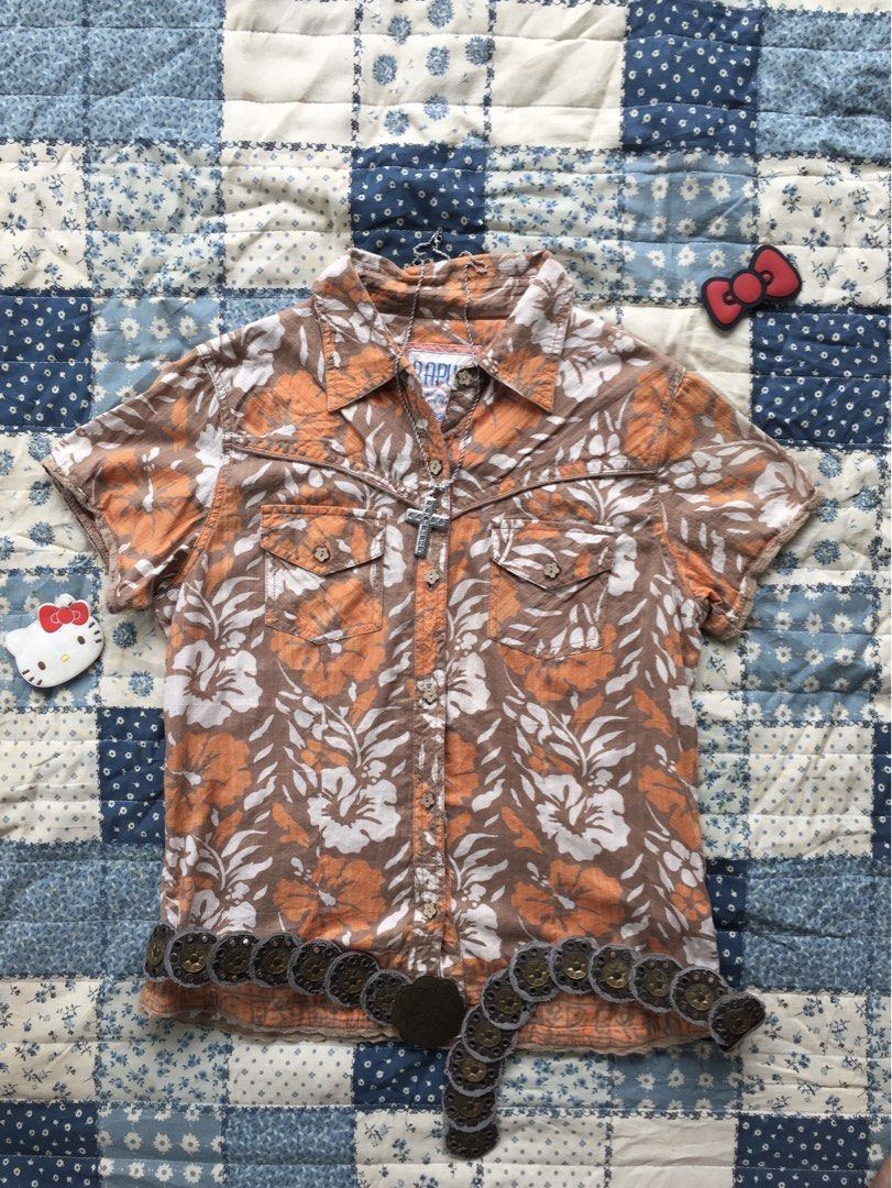 FLORAL Vintage polo (Category: Tshirts & Polo Shirts ) located in Pili. Submitted by lagrisishi (Listing ID 1459997693, Image 1). Description: Dm for size and dimes tyyy.