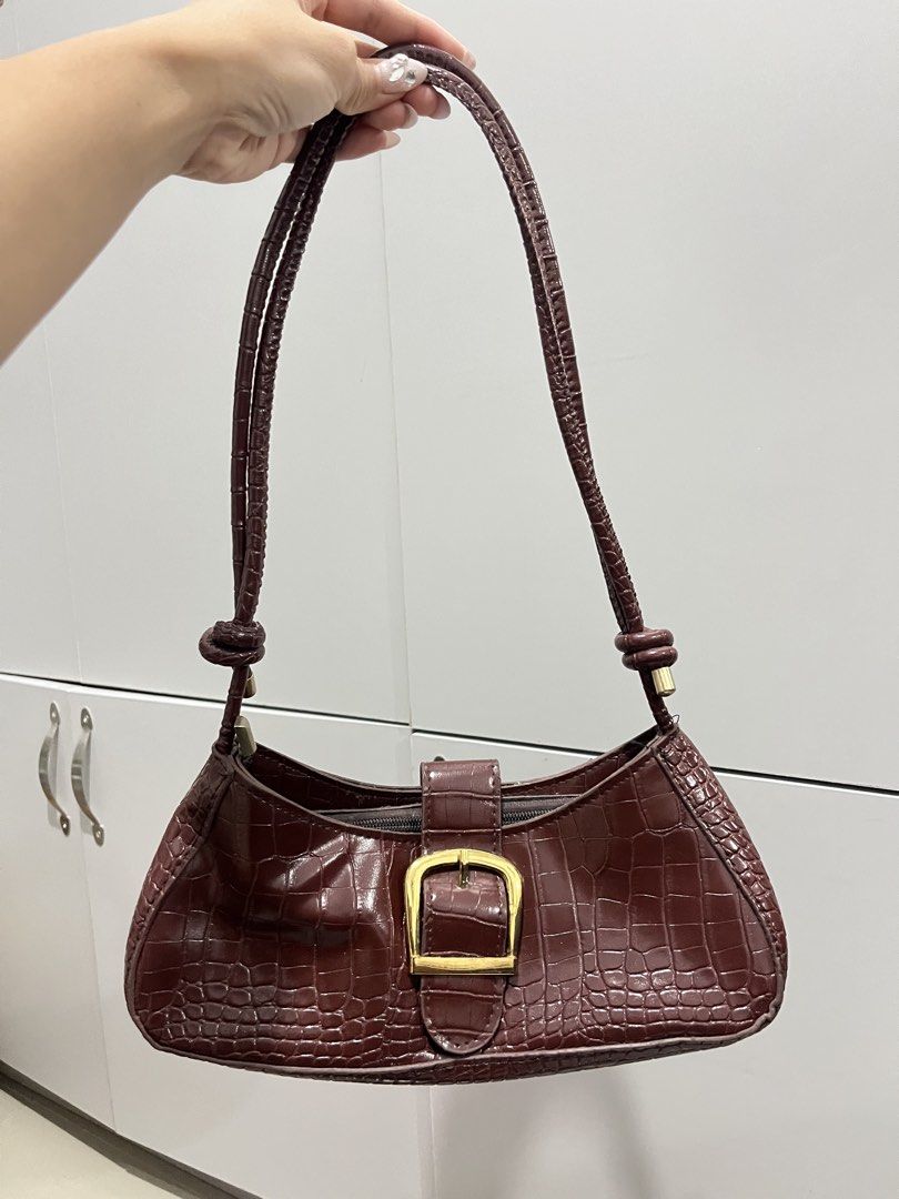 for sale 200 (Category: Purses & Pouches) located in Cavite. Submitted by gwissu (Listing ID 1460040472, Image 2). Description: once lang nagamit good as new pa.