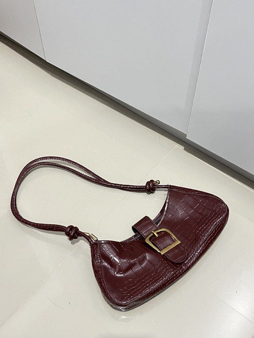 for sale 200 (Category: Purses & Pouches) located in Cavite. Submitted by gwissu (Listing ID 1460040472, Image 1). Description: once lang nagamit good as new pa.