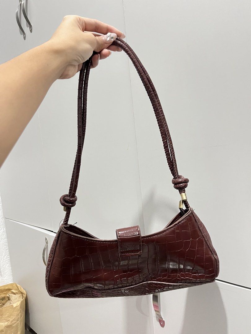 for sale 200 (Category: Purses & Pouches) located in Cavite. Submitted by gwissu (Listing ID 1460040472, Image 3). Description: once lang nagamit good as new pa.