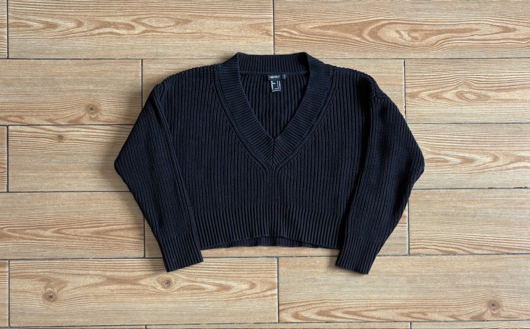 FOREVER 21 VNECK KNIT CROPPED SWEATER (Category: Longsleeves) located in Makati City. Submitted by jnc__apparel (Listing ID 1460070333, Image 1). Description: 🏷️ FOREVER 21 VNECK KNIT CROPPED SWEATER 📌 Dimes: 17L x 22.5W 📌 Size: S-M for womens 📌 Condition: Excellent 📌 Color rate: 9.5/10 📌 Issue: None ✅ Washed and ready to wear.