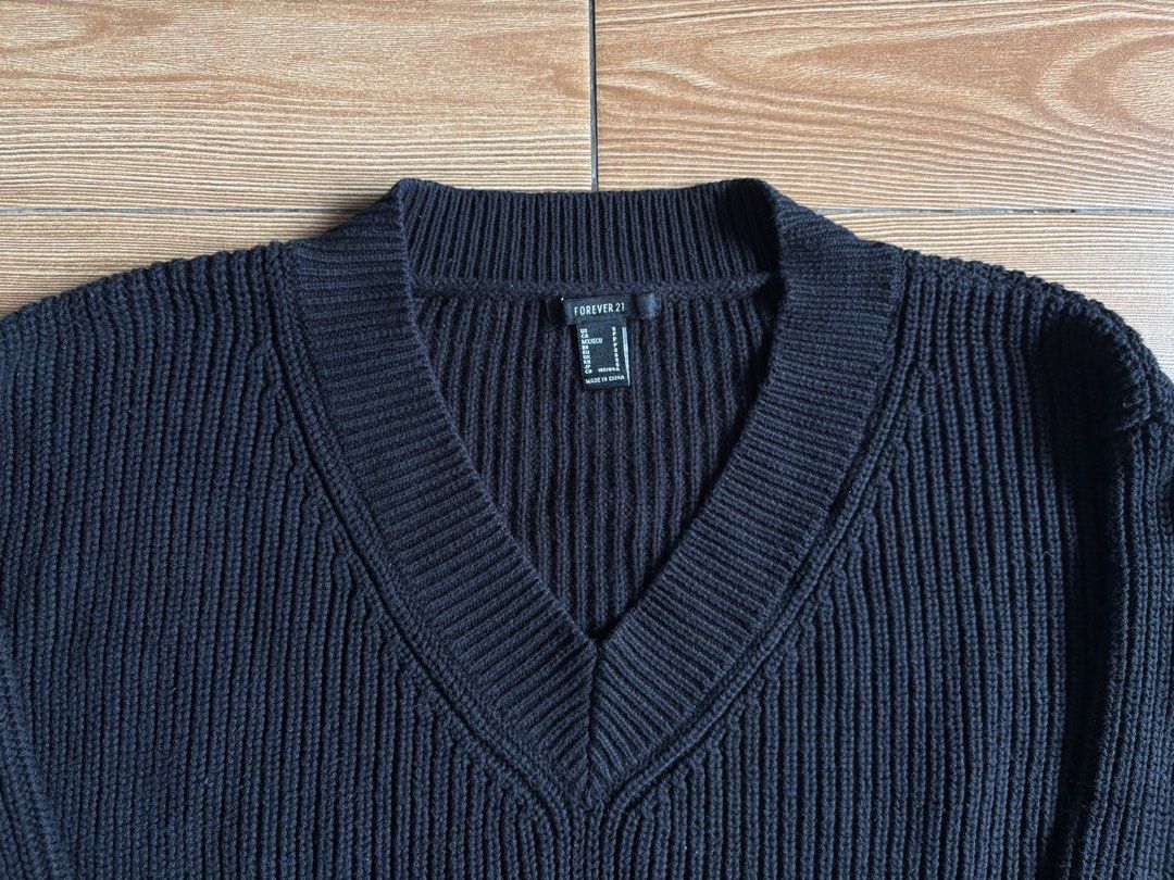 FOREVER 21 VNECK KNIT CROPPED SWEATER (Category: Longsleeves) located in Makati City. Submitted by jnc__apparel (Listing ID 1460070333, Image 2). Description: 🏷️ FOREVER 21 VNECK KNIT CROPPED SWEATER 📌 Dimes: 17L x 22.5W 📌 Size: S-M for womens 📌 Condition: Excellent 📌 Color rate: 9.5/10 📌 Issue: None ✅ Washed and ready to wear.