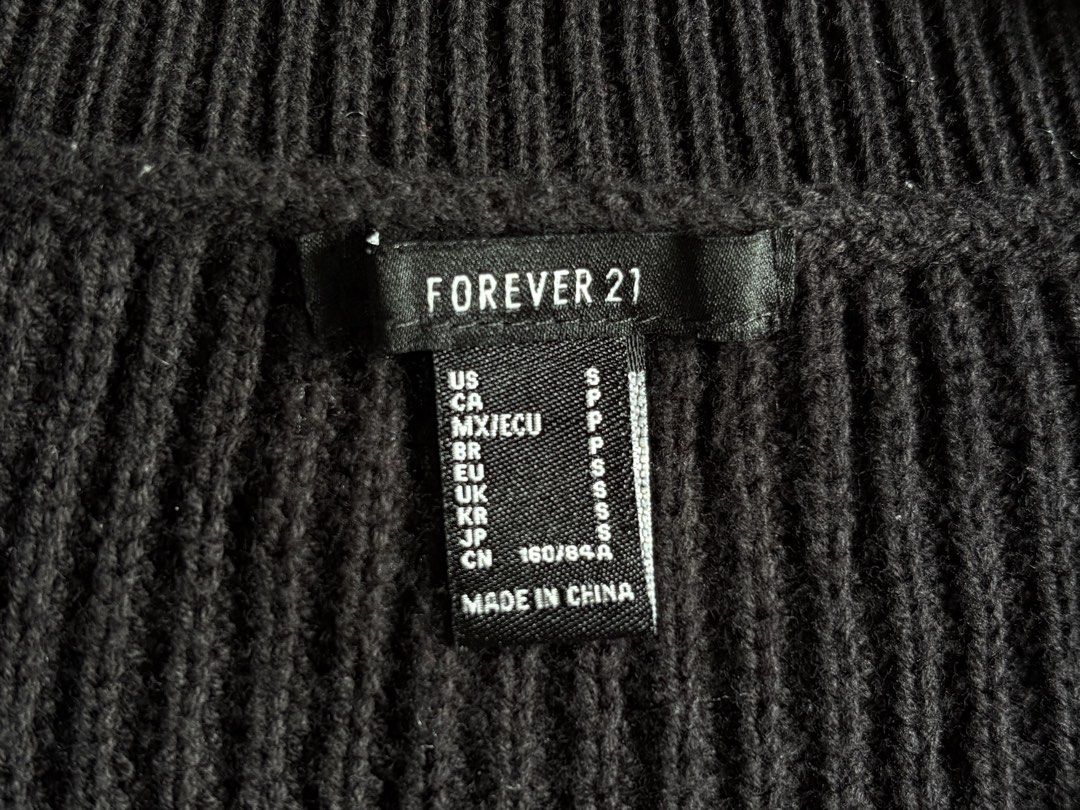 FOREVER 21 VNECK KNIT CROPPED SWEATER (Category: Longsleeves) located in Makati City. Submitted by jnc__apparel (Listing ID 1460070333, Image 3). Description: 🏷️ FOREVER 21 VNECK KNIT CROPPED SWEATER 📌 Dimes: 17L x 22.5W 📌 Size: S-M for womens 📌 Condition: Excellent 📌 Color rate: 9.5/10 📌 Issue: None ✅ Washed and ready to wear.