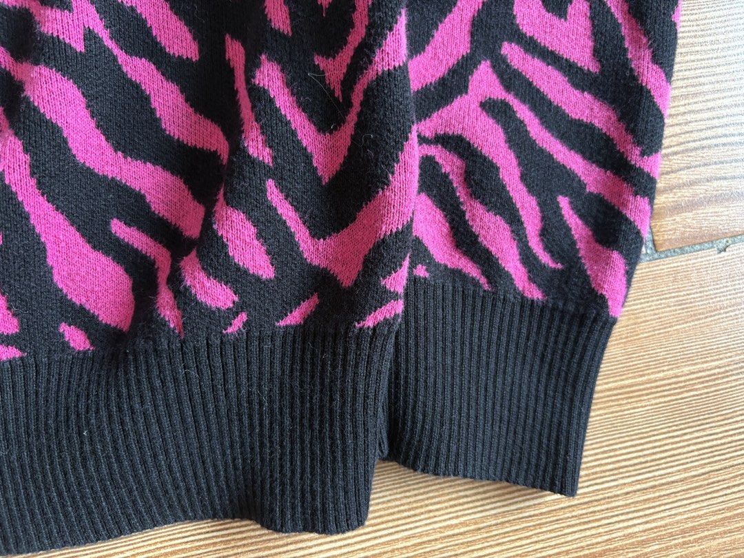 FOREVER 21 ZEBRA PATTERN LONG SLEEVE KNIT PULLOVER SWEATER (Category: Coats, Jackets and Outerwear) located in Makati City. Submitted by jnc__apparel (Listing ID 1460070721, Image 3). Description: 🏷️ FOREVER 21 ZEBRA PATTERN LONG SLEEVE KNIT PULLOVER SWEATER 📌 Dimes: 26.5L x 20.5W 📌 Size: Medium for men ~ Large for womens 📌 Condition: Like new 📌 Color rate: 10/10 📌 Issue: None ✅ Washed and ready to wear.