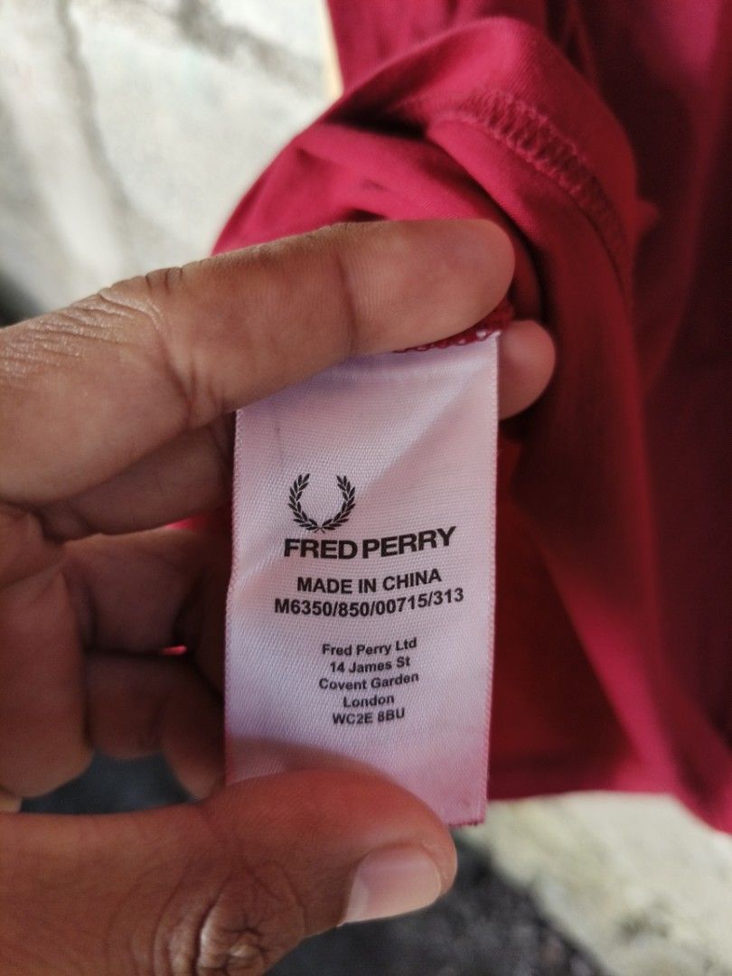 Fred Perry tee (Category: Tshirts & Polo Shirts ) located in La Carlota. Submitted by a_leam_art (Listing ID 1459997542, Image 3). Description: Embroidered logo Dimes: W20 x L26 (M on tag) Condition: Good Issue: Minimal bacon neck Color rate: 9/10 FREE SHIPPING ON THE GIVEN PRICE.