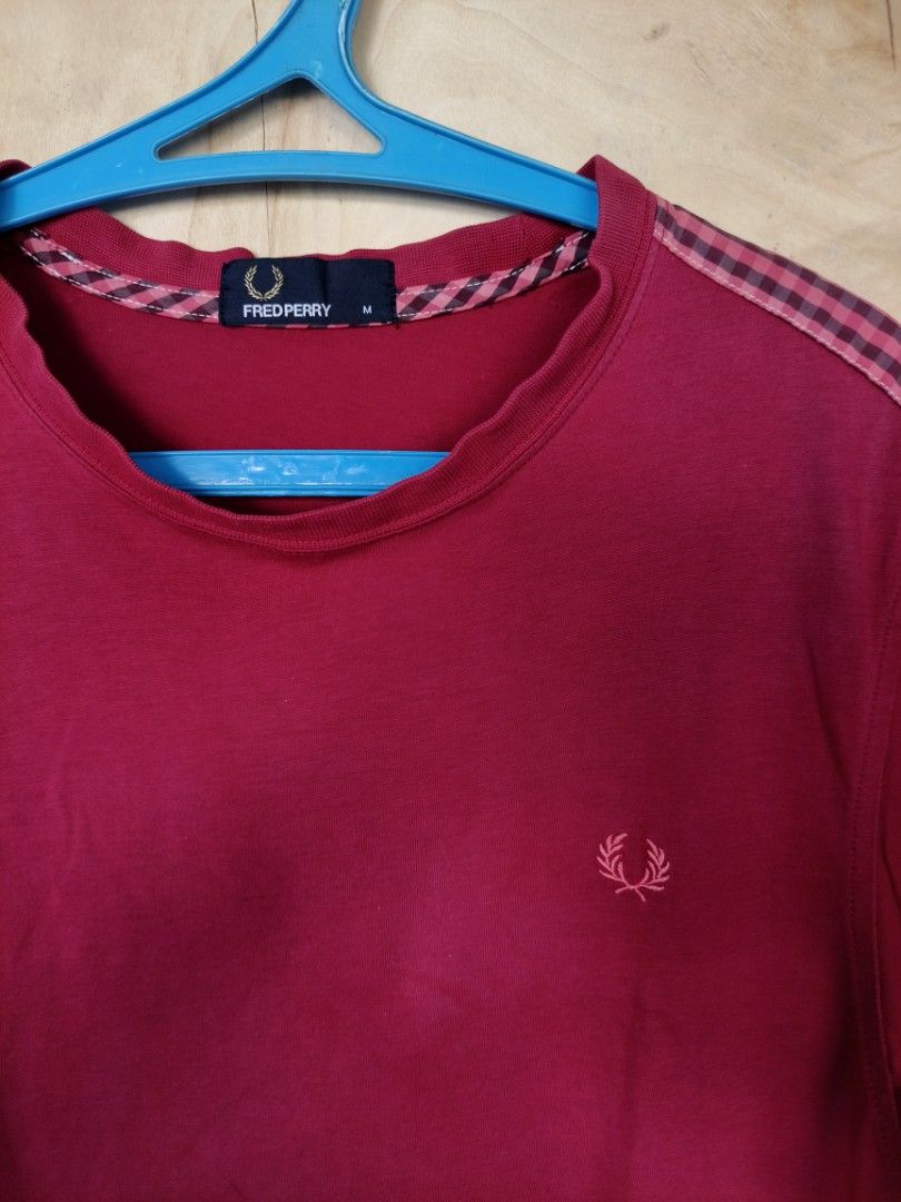 Fred Perry tee (Category: Tshirts & Polo Shirts ) located in La Carlota. Submitted by a_leam_art (Listing ID 1459997542, Image 2). Description: Embroidered logo Dimes: W20 x L26 (M on tag) Condition: Good Issue: Minimal bacon neck Color rate: 9/10 FREE SHIPPING ON THE GIVEN PRICE.