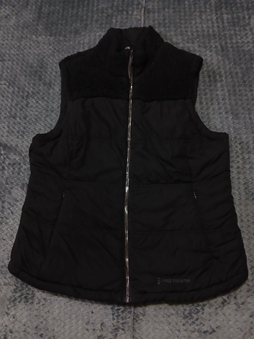 Free Country reversible vest (Category: Coats, Jackets and Outerwear) located in San Pedro. Submitted by ziamiel (Listing ID 1460024951, Image 1). Description: - Brand: Free Country - Size: L - Color: Black - Style: Puffer Vest - Closure: Full Zip Front - Pockets: Two Side Pockets - Features: Great for layering, perfect for cooler weather, outdoor activities, or casual wear. width:23" length:25"front/26"back no issues excellent to like new condit
