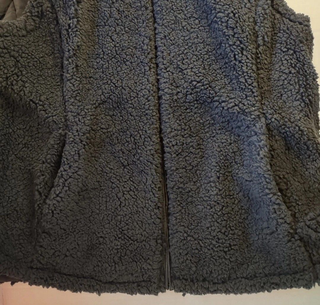 Free Country reversible vest (Category: Coats, Jackets and Outerwear) located in San Pedro. Submitted by ziamiel (Listing ID 1460024951, Image 3). Description: - Brand: Free Country - Size: L - Color: Black - Style: Puffer Vest - Closure: Full Zip Front - Pockets: Two Side Pockets - Features: Great for layering, perfect for cooler weather, outdoor activities, or casual wear. width:23" length:25"front/26"back no issues excellent to like new condit