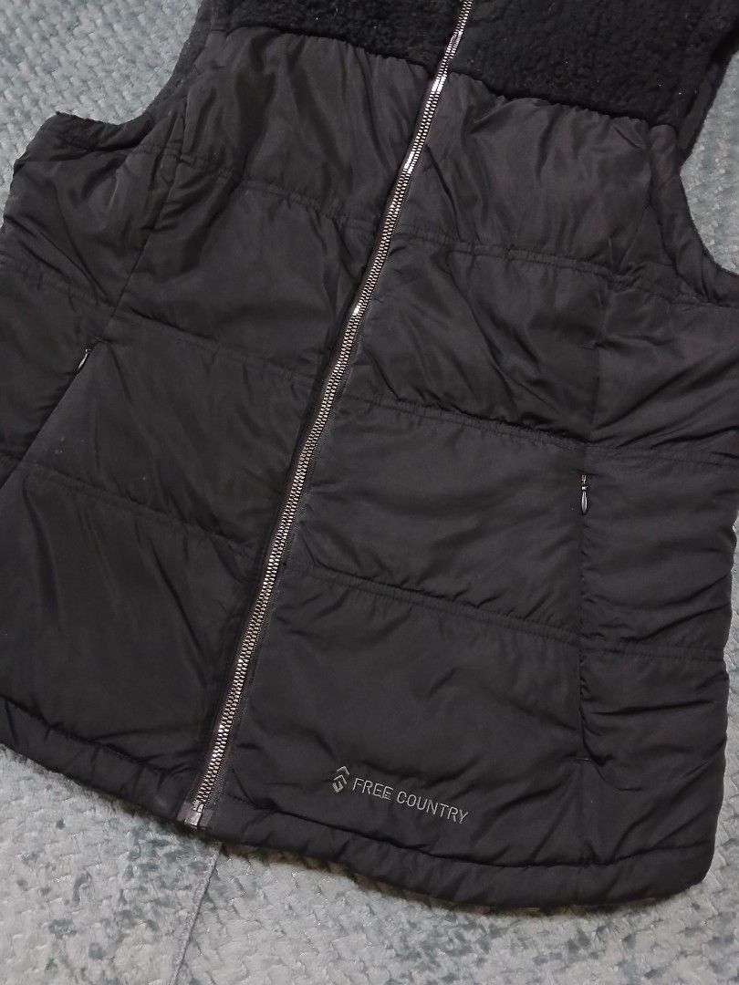 Free Country reversible vest (Category: Coats, Jackets and Outerwear) located in San Pedro. Submitted by ziamiel (Listing ID 1460024951, Image 2). Description: - Brand: Free Country - Size: L - Color: Black - Style: Puffer Vest - Closure: Full Zip Front - Pockets: Two Side Pockets - Features: Great for layering, perfect for cooler weather, outdoor activities, or casual wear. width:23" length:25"front/26"back no issues excellent to like new condit