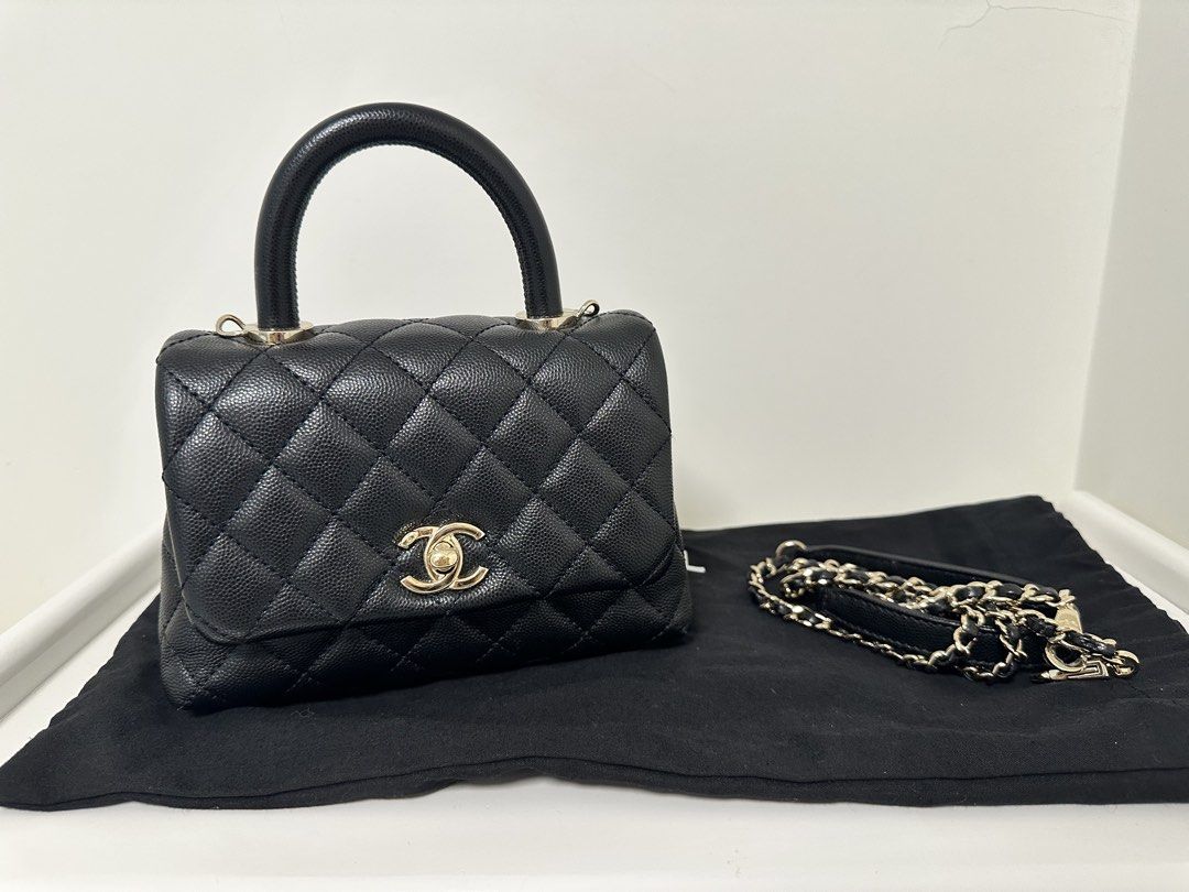 Full set Chanel coco handle mini GHW classic flap （分類：手袋及銀包）位於 Hong Kong。 由 tintinlt 提交（商品編號 1459985204，圖片 2）。簡介： 100% authentic 99%new Perfect corners, well stored Comes with original receipt (landmark), card (30), box, dust bag 陪驗 騙子免問 清屋賣珍藏。
