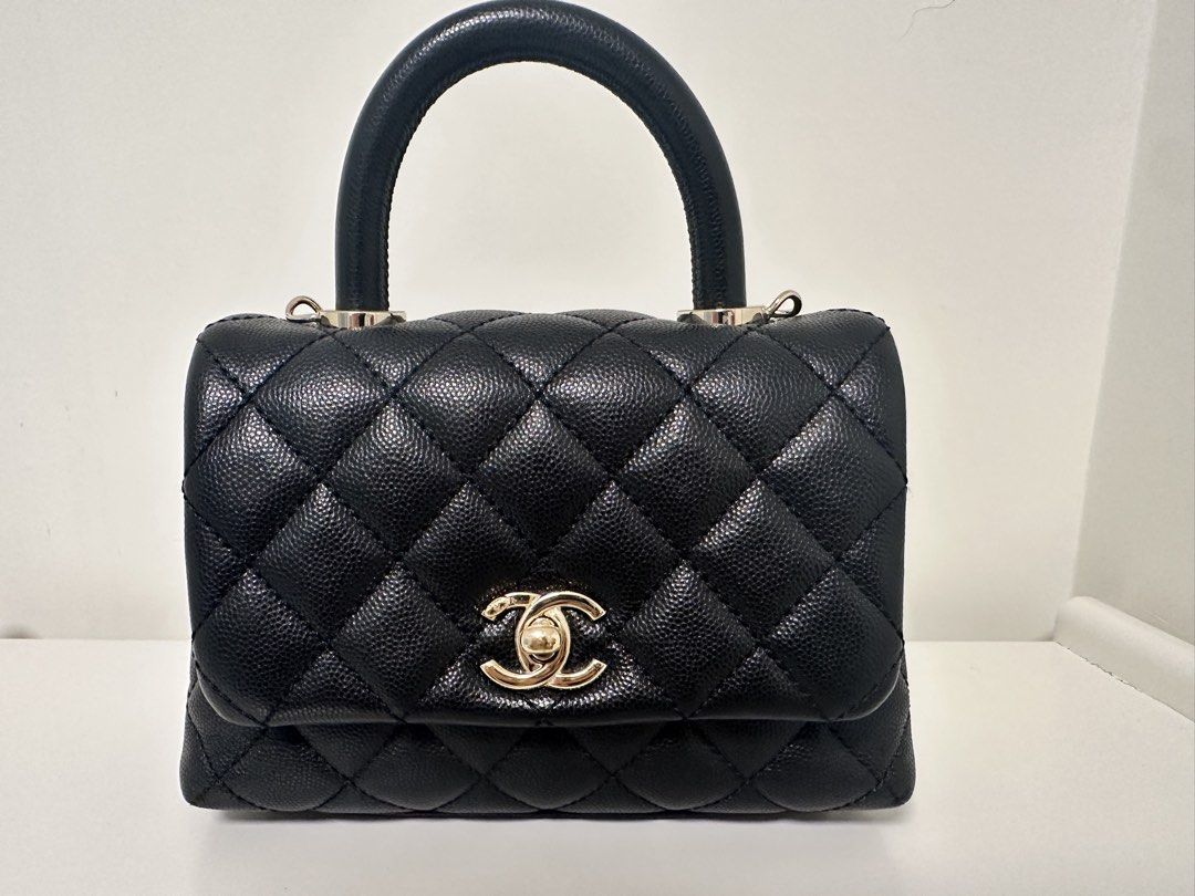 Full set Chanel coco handle mini GHW classic flap （分類：手袋及銀包）位於 Hong Kong。 由 tintinlt 提交（商品編號 1459985204，圖片 3）。簡介： 100% authentic 99%new Perfect corners, well stored Comes with original receipt (landmark), card (30), box, dust bag 陪驗 騙子免問 清屋賣珍藏。