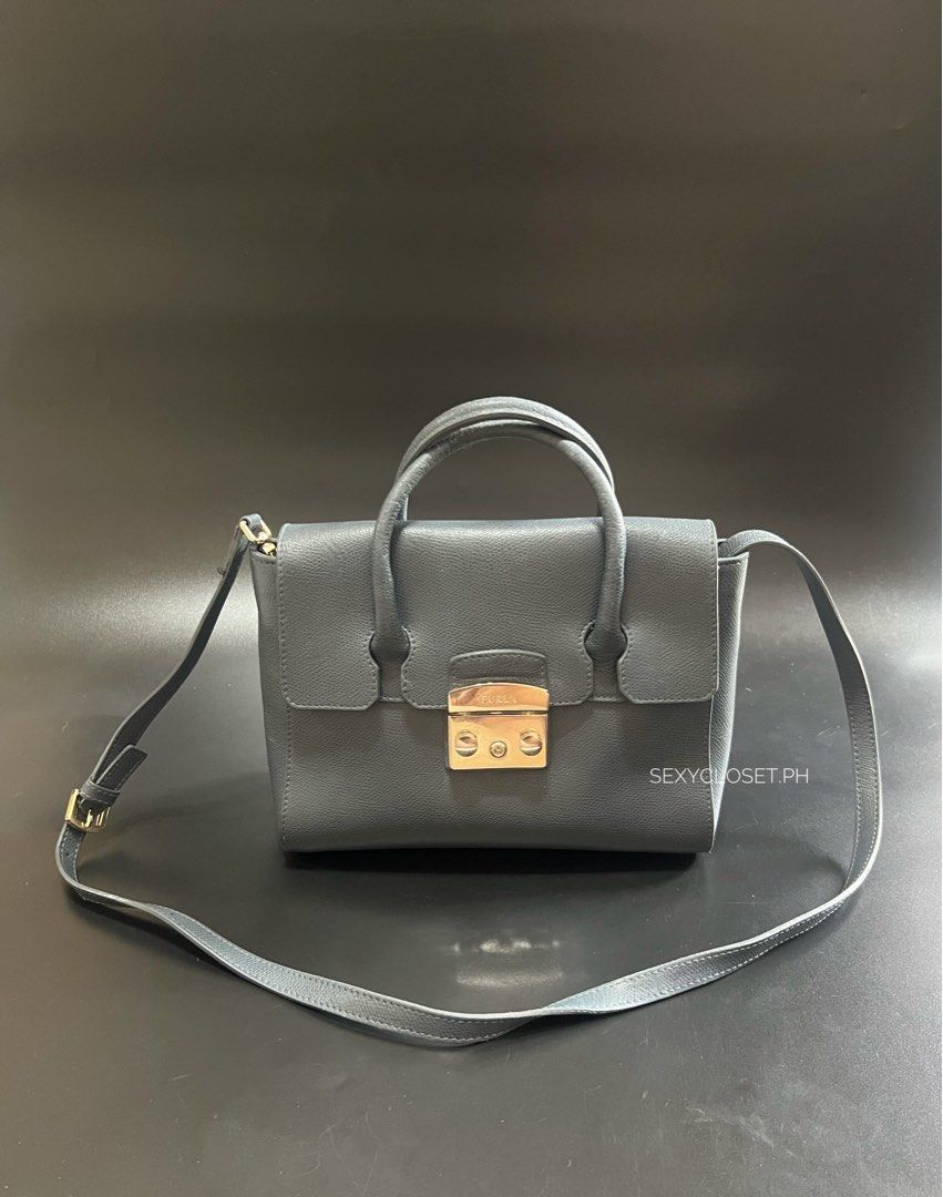 Furla Metropolis Small Satchel Orig💯 (Category: Luxury Bags & Wallets) located in Cebu City. Submitted by sexyclosetph2.0 (Listing ID 1459987458, Image 1). Description: Orig💯 Good condition Signs of normal wear Gold hardwares rubs and unnoticeable scratch Has care cards pa Ganda pa naman Fits long wallet Genuine leather .