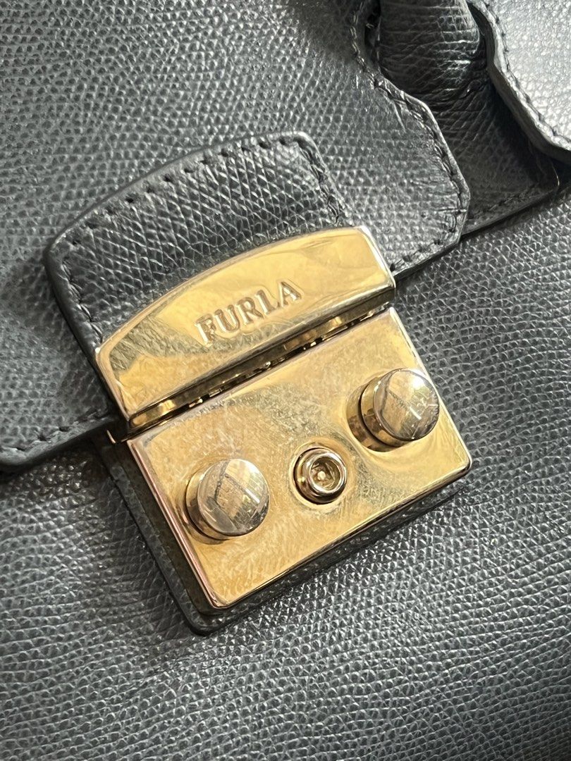Furla Metropolis Small Satchel Orig💯 (Category: Luxury Bags & Wallets) located in Cebu City. Submitted by sexyclosetph2.0 (Listing ID 1459987458, Image 3). Description: Orig💯 Good condition Signs of normal wear Gold hardwares rubs and unnoticeable scratch Has care cards pa Ganda pa naman Fits long wallet Genuine leather .