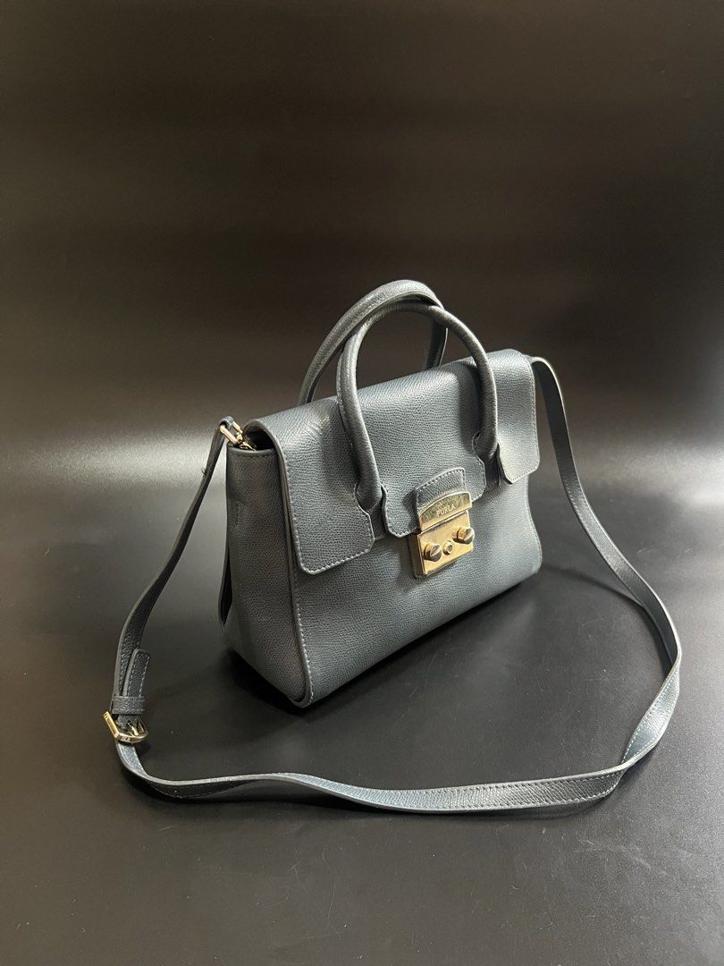 Furla Metropolis Small Satchel Orig💯 (Category: Luxury Bags & Wallets) located in Cebu City. Submitted by sexyclosetph2.0 (Listing ID 1459987458, Image 2). Description: Orig💯 Good condition Signs of normal wear Gold hardwares rubs and unnoticeable scratch Has care cards pa Ganda pa naman Fits long wallet Genuine leather .