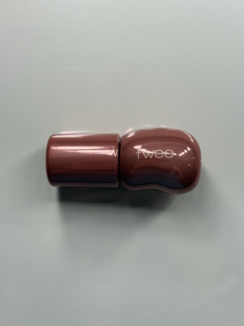Fwee 3D Voluming Gloss B08 Rozy 70% (Category: Makeup) located in Quezon City. Submitted by miki.mouse (Listing ID 1459933498, Image 1). Description: Fwee 3D Voluming Gloss B08 Rozy 70% - used thrice max - 2028 expiry - dm for more info.
