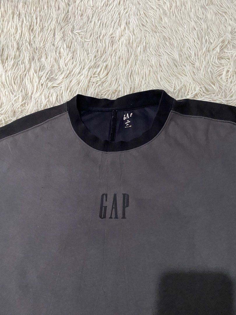 GAP Men's Grey T-Shirt XL (Category: Tshirts & Polo Shirts ) located in Iloilo. Submitted by illcitythriftedco. (Listing ID 1459971038, Image 2). Description: - Grey GAP T-shirt - Black accents on shoulders and sleeves - Subtle GAP logo on chest - Cotton blend fabric - Size XL - Ideal for casual wear.