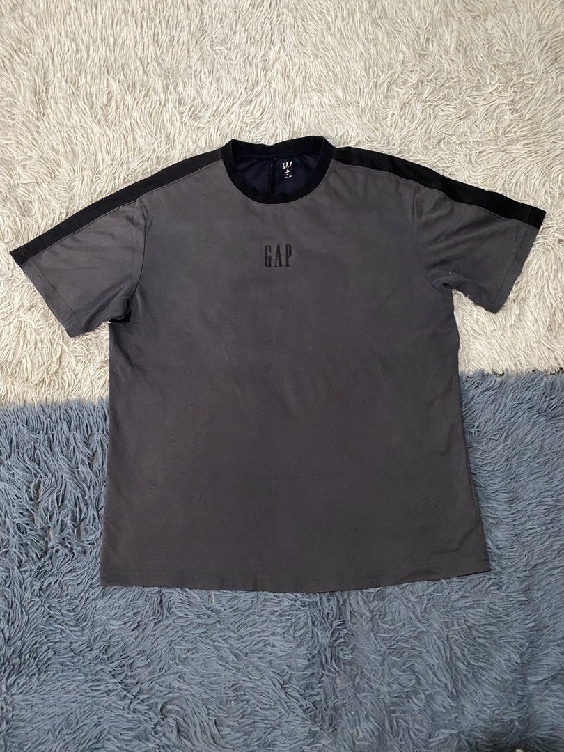 GAP Men's Grey T-Shirt XL (Category: Tshirts & Polo Shirts ) located in Iloilo. Submitted by illcitythriftedco. (Listing ID 1459971038, Image 1). Description: - Grey GAP T-shirt - Black accents on shoulders and sleeves - Subtle GAP logo on chest - Cotton blend fabric - Size XL - Ideal for casual wear.