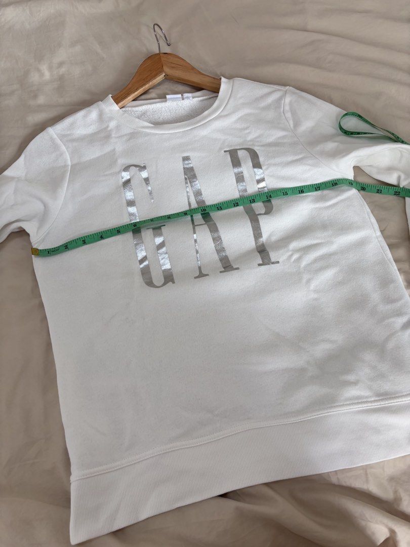 GAP Sweater (Category: Coats, Jackets and Outerwear) located in Quezon City. Submitted by loverosvir (Listing ID 1460058021, Image 3). Description: .