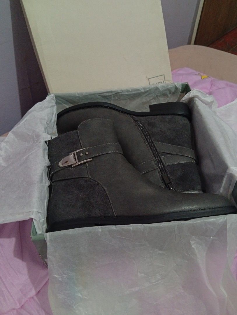GIBI BOOTS (Category: Boots) located in Manila. Submitted by lkdiaries.03 (Listing ID 1460006762, Image 1). Description: BRAND: GIBI SIZE: 38 COLOR: GRAY PRIZE: 500 NEVER BEEN USED. RFS: NEED FUNDS 📍Olongapo City.