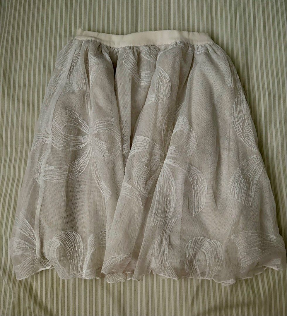 Gingersnaps Skirt Size 12 (off white) (Category: Babies & Kids Fashion) located in Quezon City. Submitted by poaimommy (Listing ID 1460013289, Image 1). Description: - off white lacy gauze skirt - Pretty floral pattern - Comfortable elastic waistband - Size 12 - worn a few times, needs handwashing.