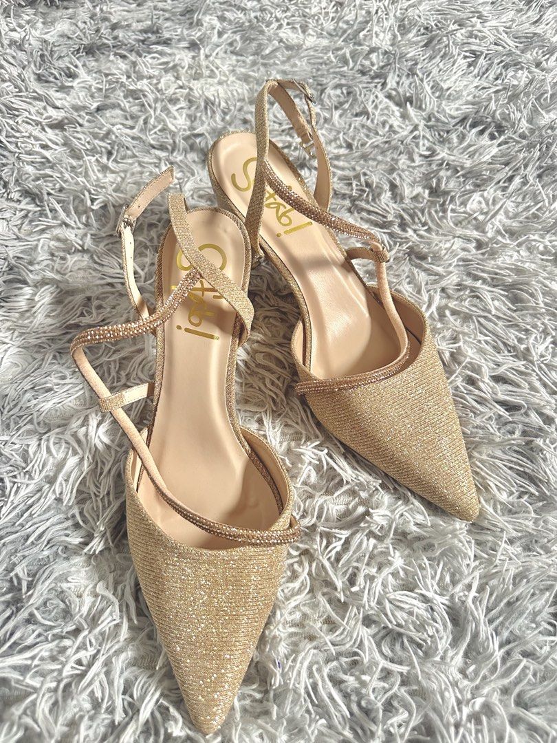 Gold Heel Pumps (Category: Heels) located in Santa Maria. Submitted by azu_rei (Listing ID 1459939548, Image 1). Description: ✨Used once only for graduation photoshoot •Glitter material •Embellished strap design •Slingback style •2.5” heel .