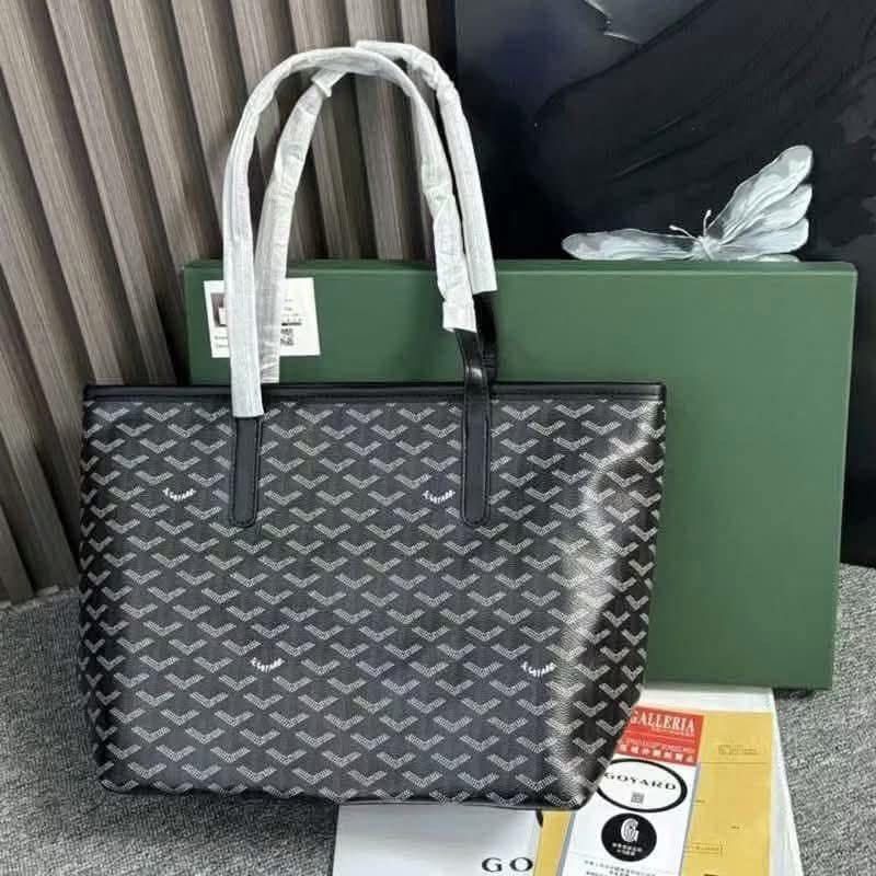 GOYARD TOTE BAG (Category: Tote Bags) located in Quezon City. Submitted by embere_shop (Listing ID 1459912032, Image 2). Description: - with box - with paper bag 📌Please read the last image carefully - all details are already provided. ❗️Offers below the regular price will no longer be entertained. Thank you for understanding. 💰 Mode of Payment (MOP): GCash 📦 Mode of Delivery (MOD): • Lalamove (Same-day delivery) • J&T Express (1–2 days).