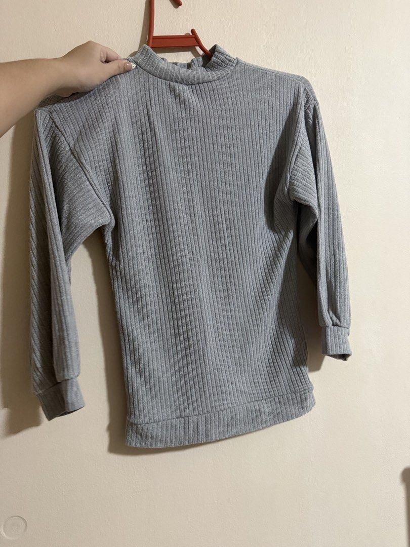 Gray turtle neck longsleeves (Category: Longsleeves) located in Binan City. Submitted by prelovedbykats_011 (Listing ID 1460051670, Image 2). Description: - gray turtle neck longsleeves - can fit s-m - used only once - good for cold weather.