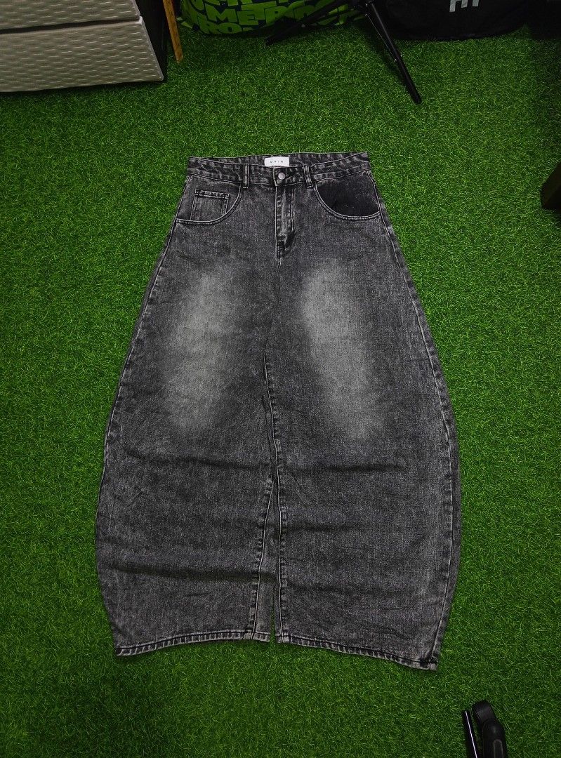 GREY ACID WASHED WIDE BALLOON PANTS (Category: Jeans) located in Toledo. Submitted by rare_district (Listing ID 1460079283, Image 2). Description: Excellent As New Condition No issue Width - 34 Length - 44 Thigh - 15.5 Hem - 13 REFERENCE: Model Height: 5'6.