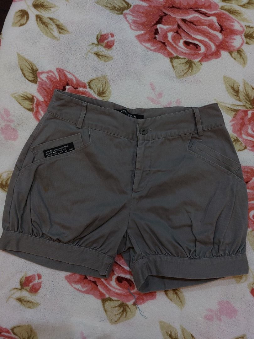 Grey Balloon Shorts Baleno Large (Category: Shorts) located in Muntinlupa City. Submitted by biancstuff (Listing ID 1460071799, Image 1). Description: - Grey balloon shorts - Features pockets - Elasticated hem for a comfortable fit - Ideal for casual wear - Easy to style mop: gcash mod: lalamove/grab (buyer shoulders sf).